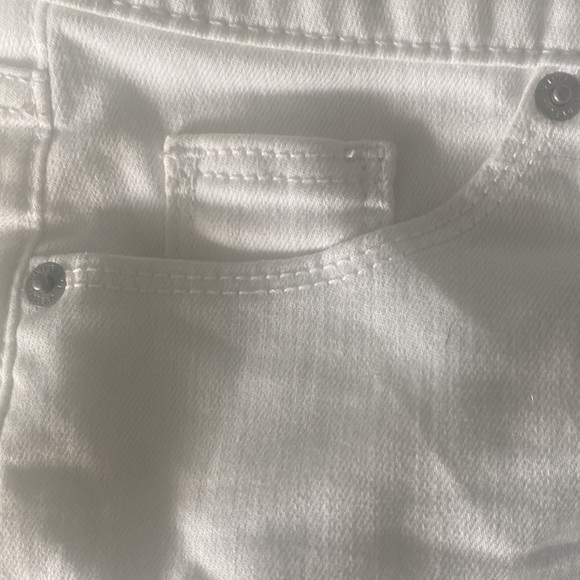 White Universal Thread jean shorts. - Picture 4 of 6